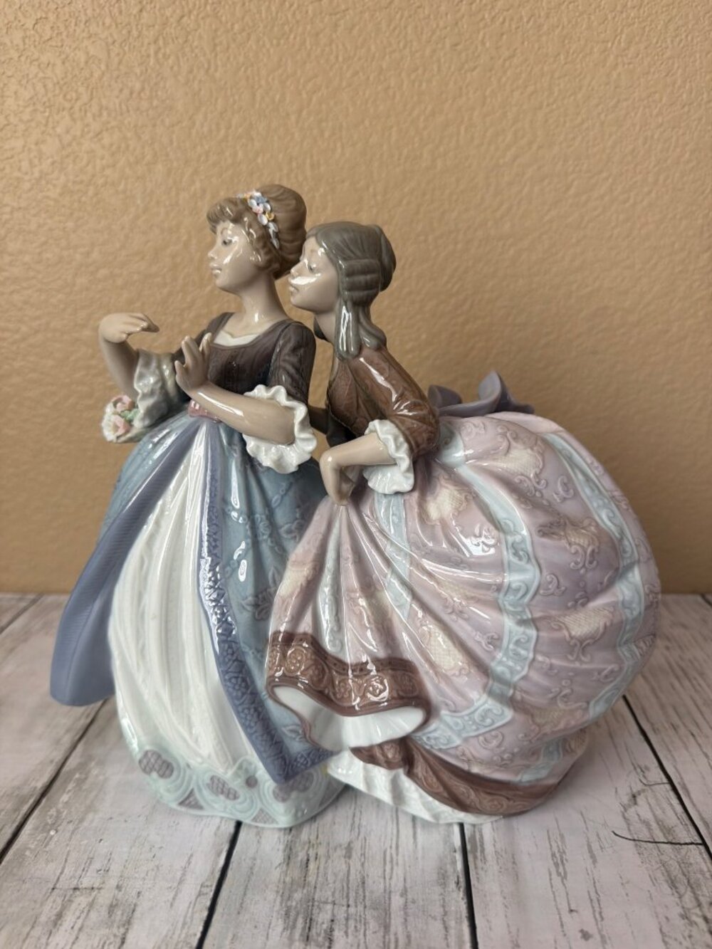 Lladró "Southern Charm" Damita con Flores Porcelain Figurine 5700 in Box w/FLAWS - Picture 7 of 16